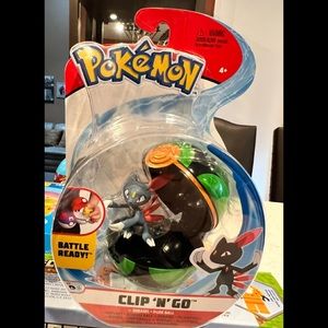 New in package! Pok’emon clip ‘n’ go an easel dusk ball! Battle ready